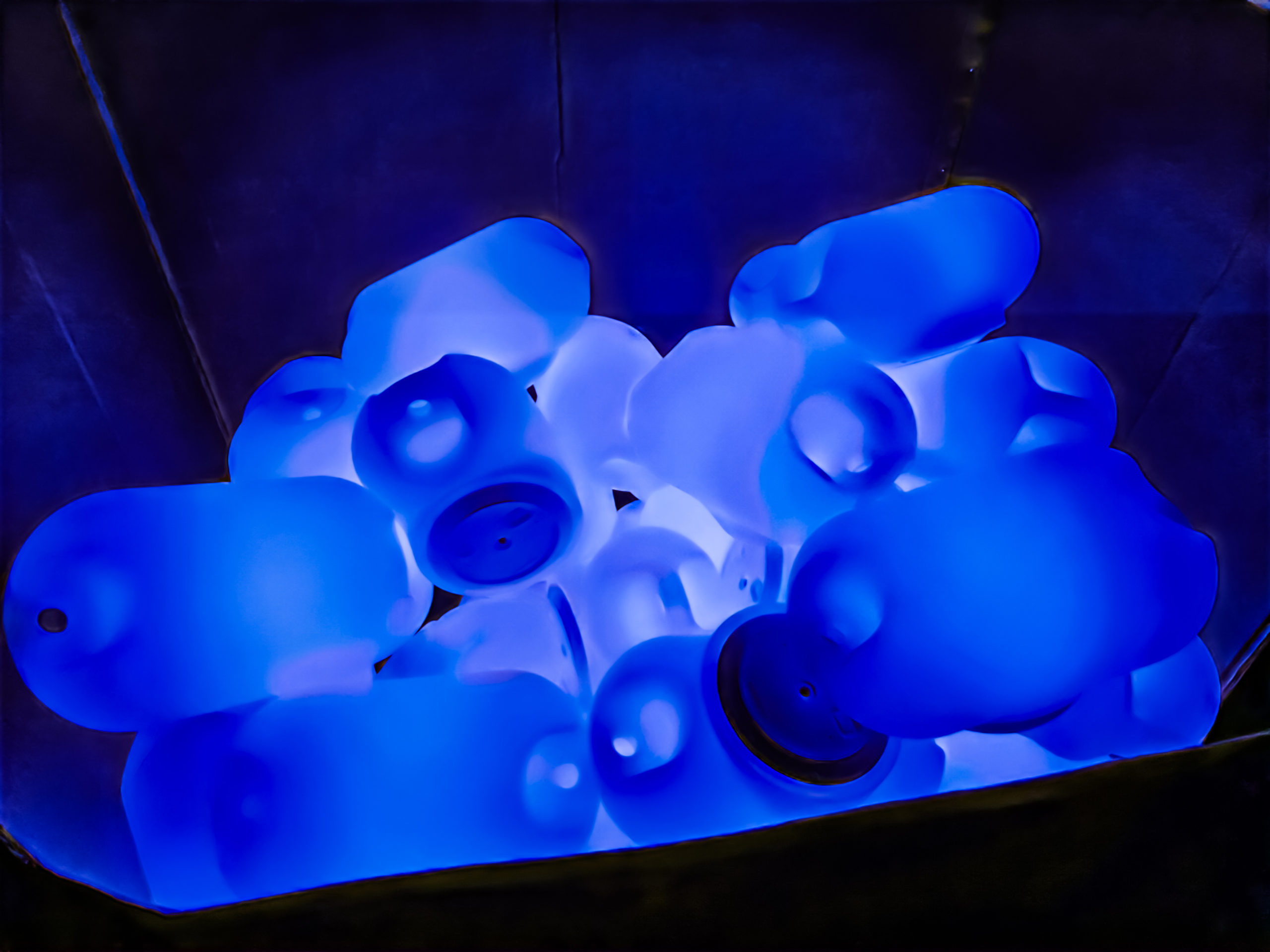 Dettaglio delle boe luminose SINED prima dell’installazione: tecnologia LED e design italiano pronti a brillare a J1 Beach.